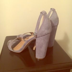 “Carsson” light blue suede heels with chunky heel.